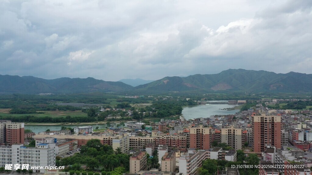 城市与山水相依的景致