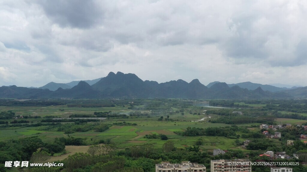 山峦绿野间的壮阔风景