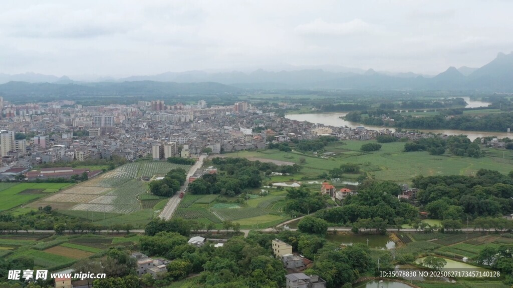 俯瞰城市与周边田园风光