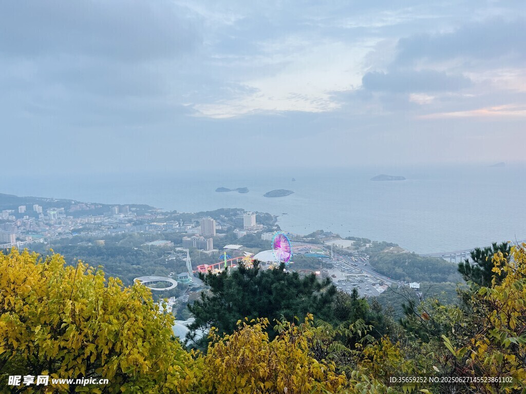 山顶俯瞰城市与海景风光