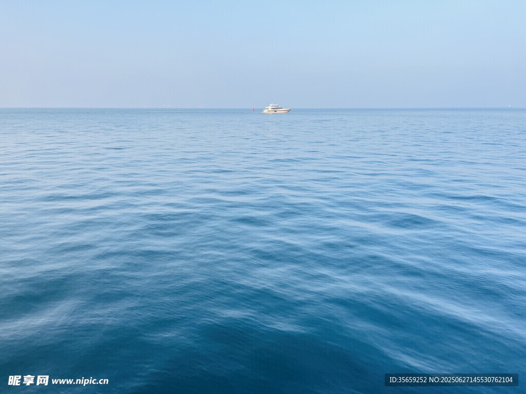 广阔海面的宁静景象