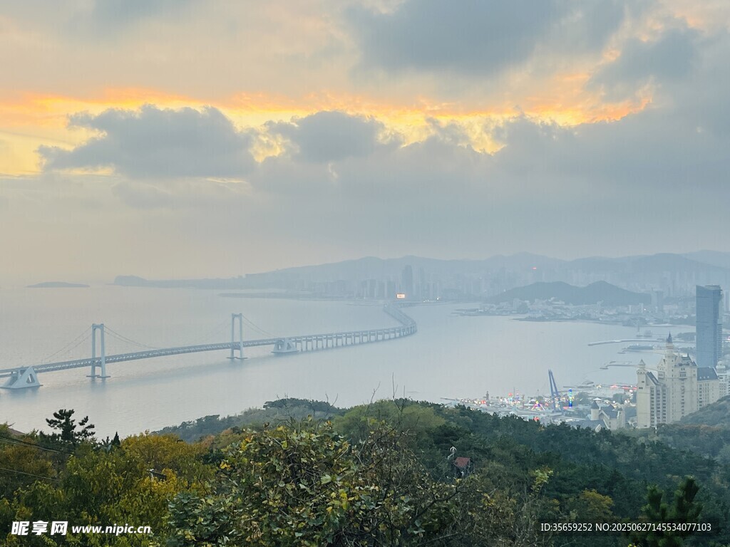 黄昏下的跨海大桥美景