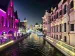 梦幻夜景中的河畔绚丽建筑