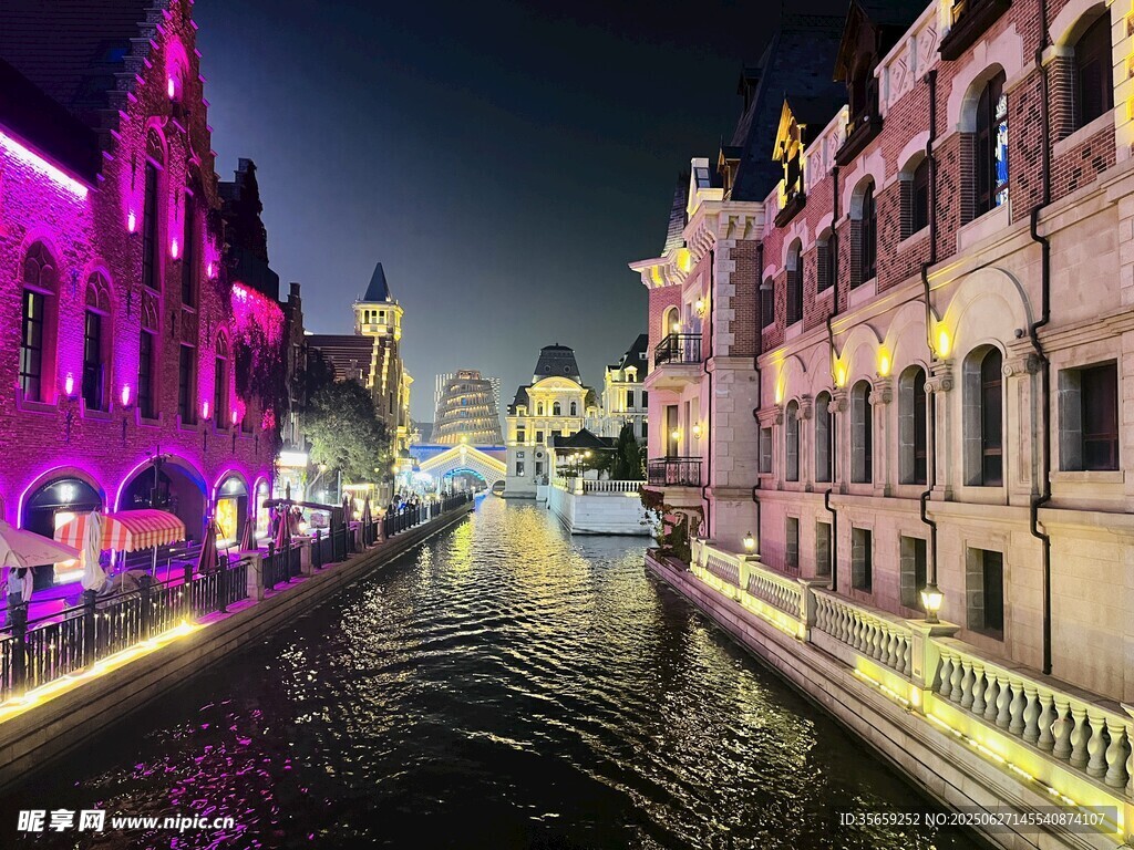 梦幻夜景中的河畔绚丽建筑