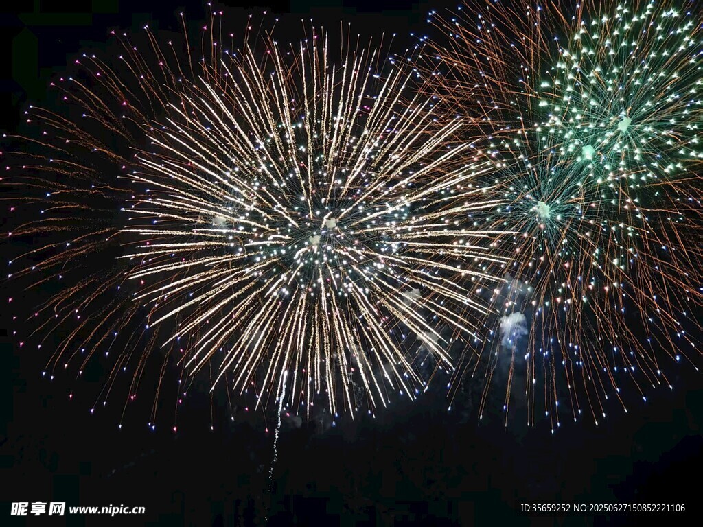 夜空中绚烂绽放的烟花