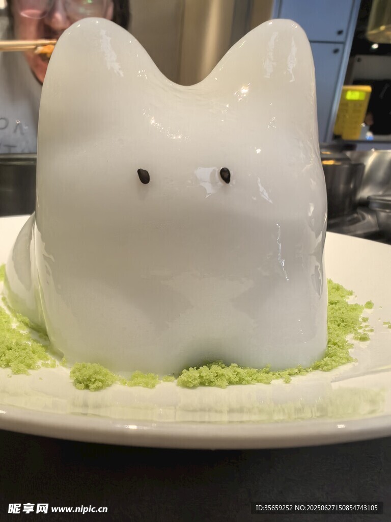 可爱猫咪造型的白色糕点