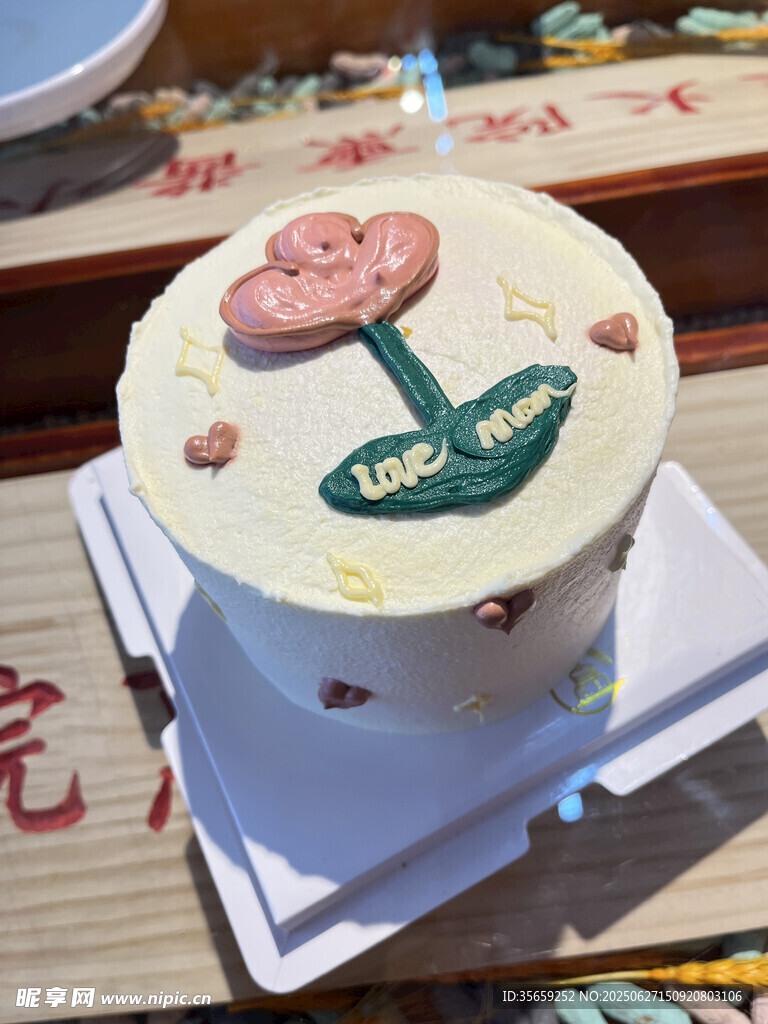 花朵装饰的可爱生日蛋糕