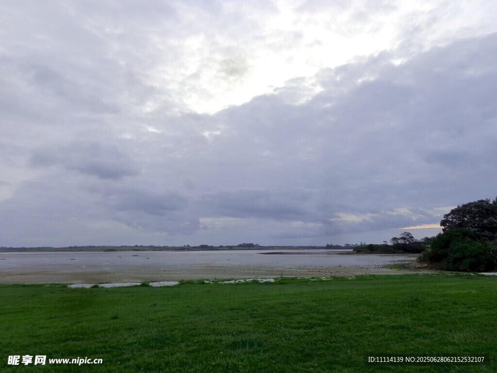 海滨小镇阴天景色