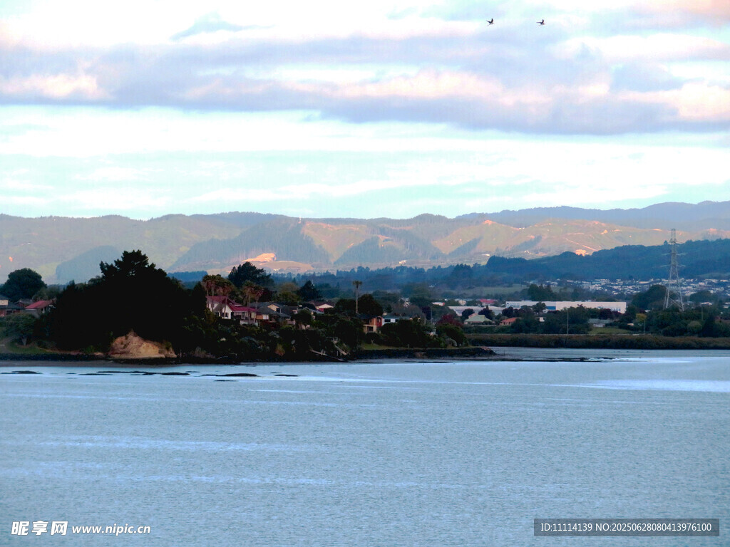 海滨远山近水景色美