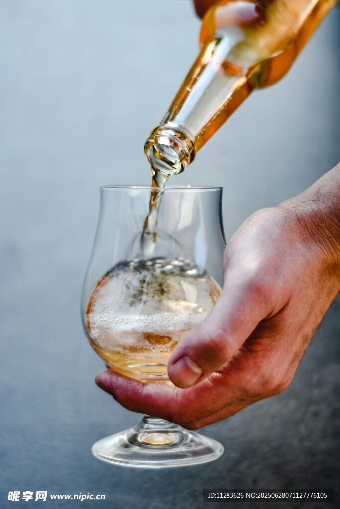 手斟美酒入杯瞬间