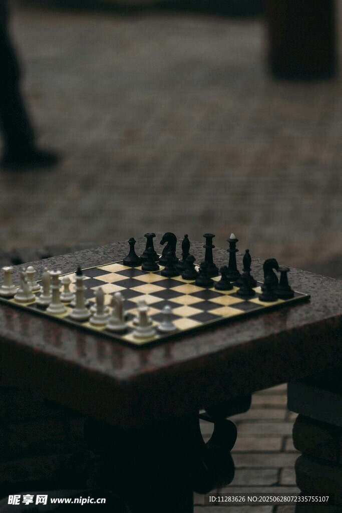 户外棋盘上的黑白棋子