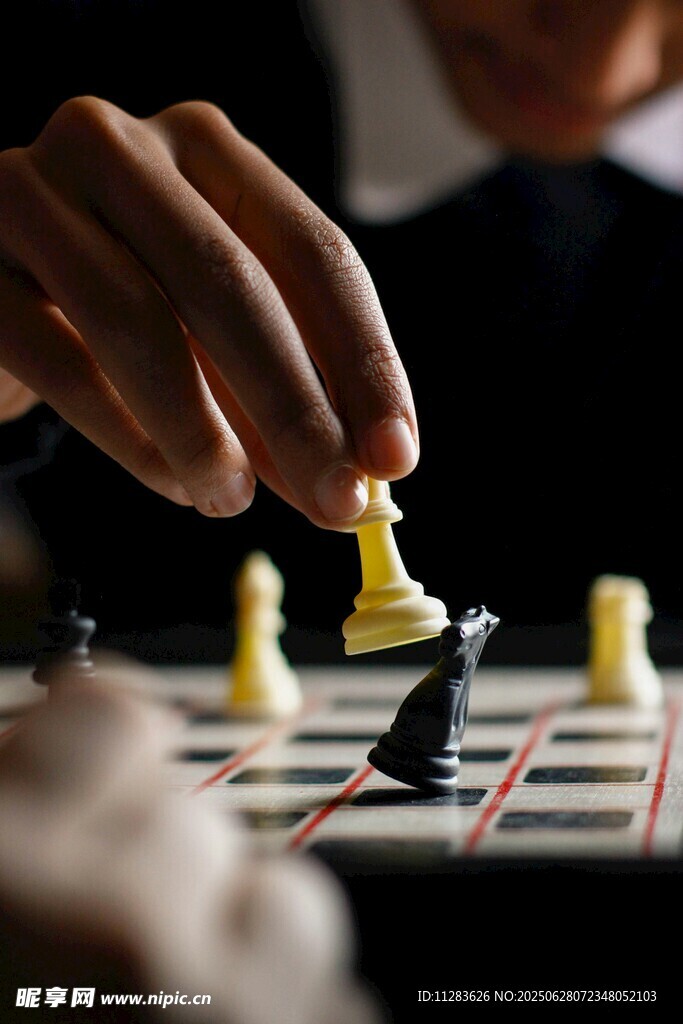 手落棋子间的博弈时刻