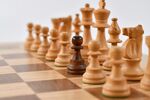 棋盘上的黑白棋子对峙