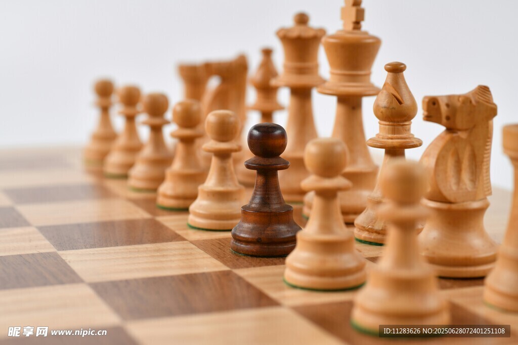 棋盘上的黑白棋子对峙