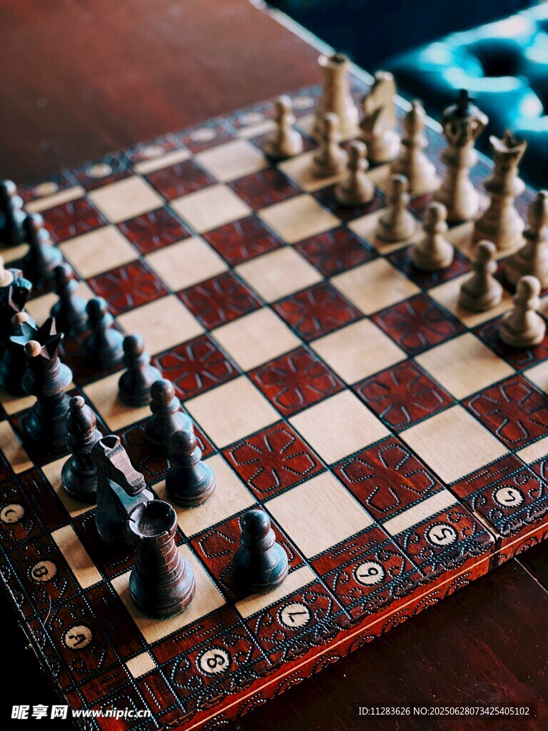 精致国际象棋棋盘与棋子