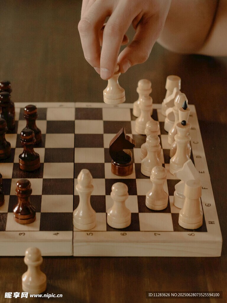 手挪棋子于棋盘上