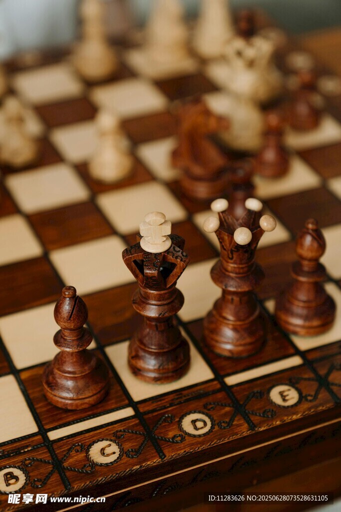 棋盘上的精致木质棋子