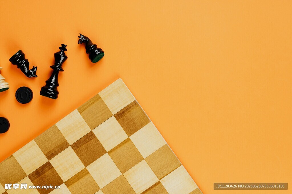橙色背景上的国际象棋棋子
