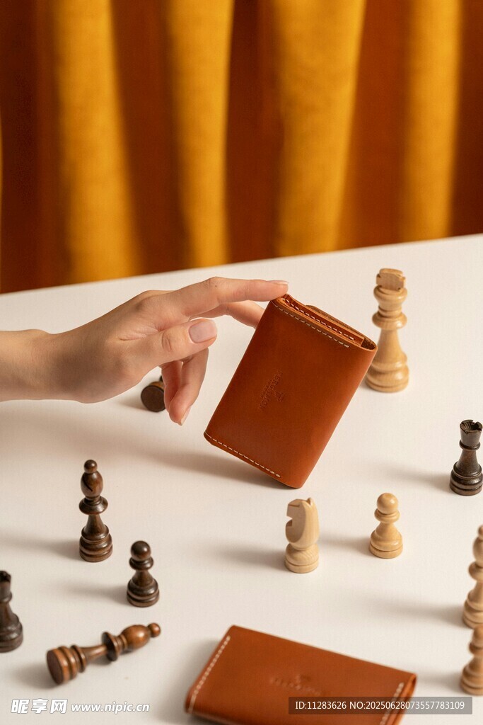 手取钱包与桌上棋子摆件