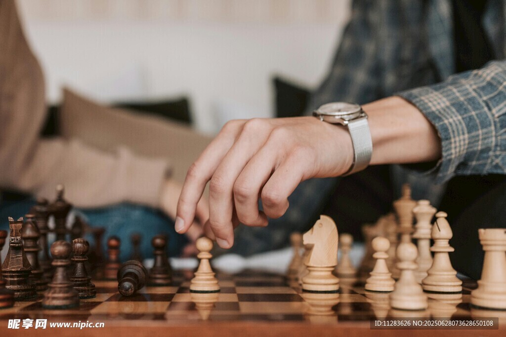 两人对弈国际象棋瞬间