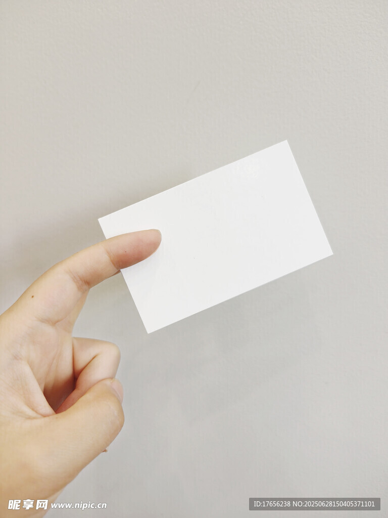 手持空白名片