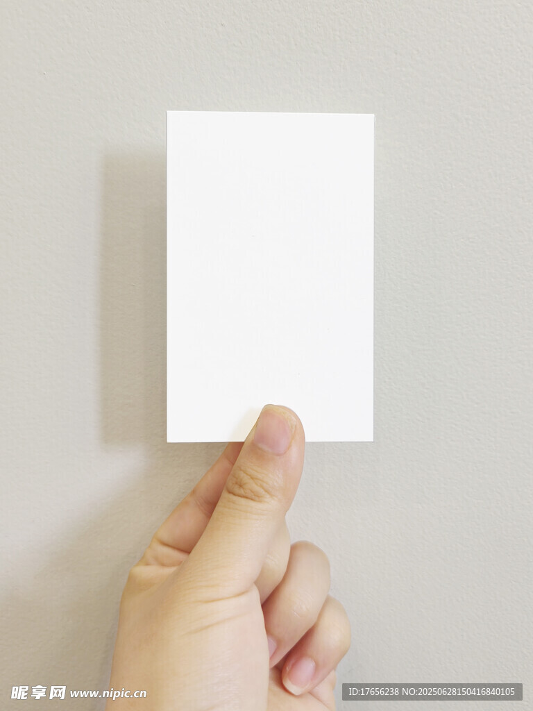 手持空白卡片特写