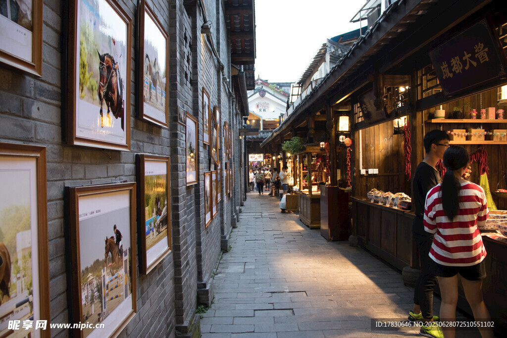 成都傍晚古街夜景