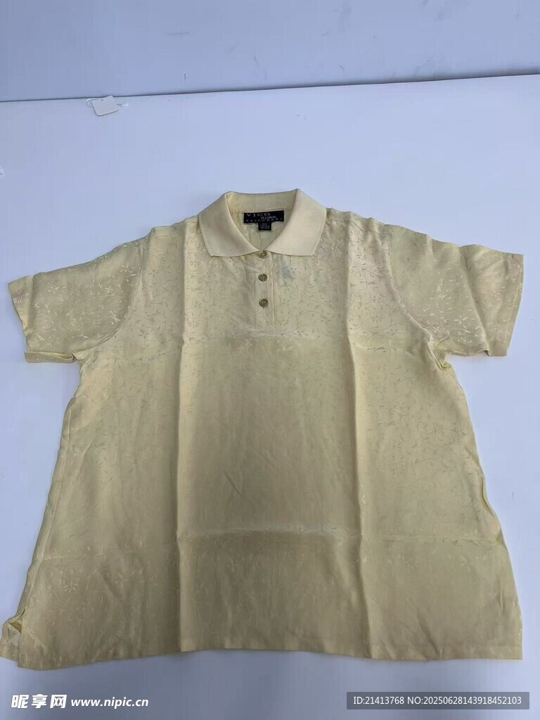 浅黄色短袖polo衫展示
