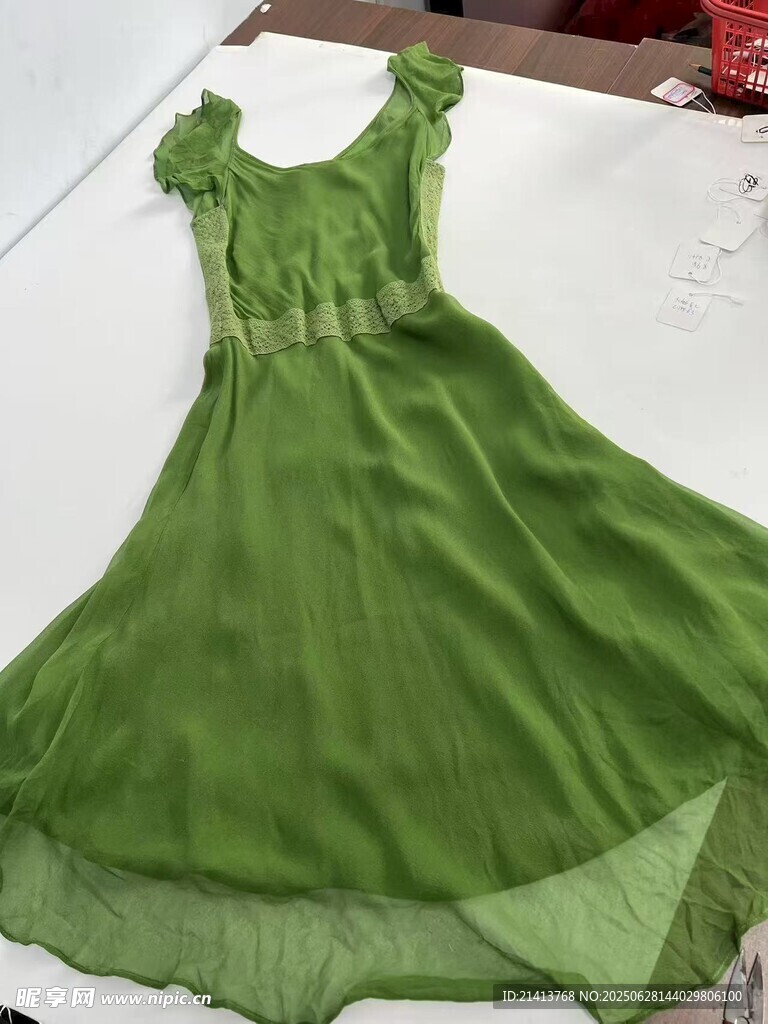 绿色无袖飘逸长裙展示