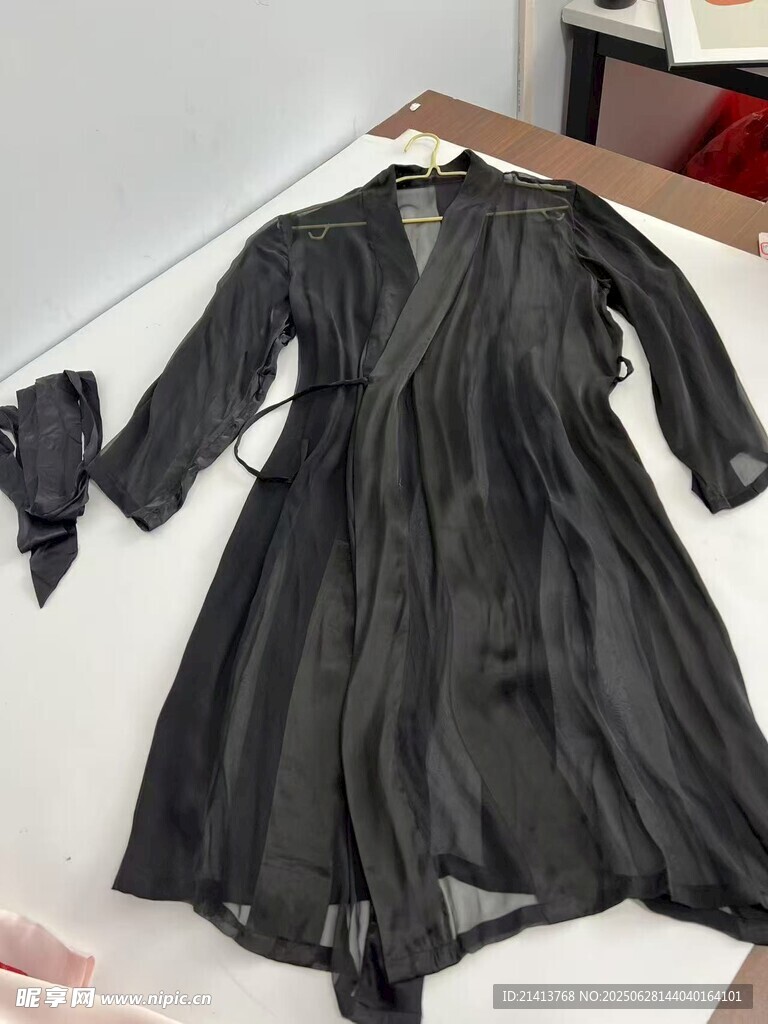 黑色长款开衫服饰展示