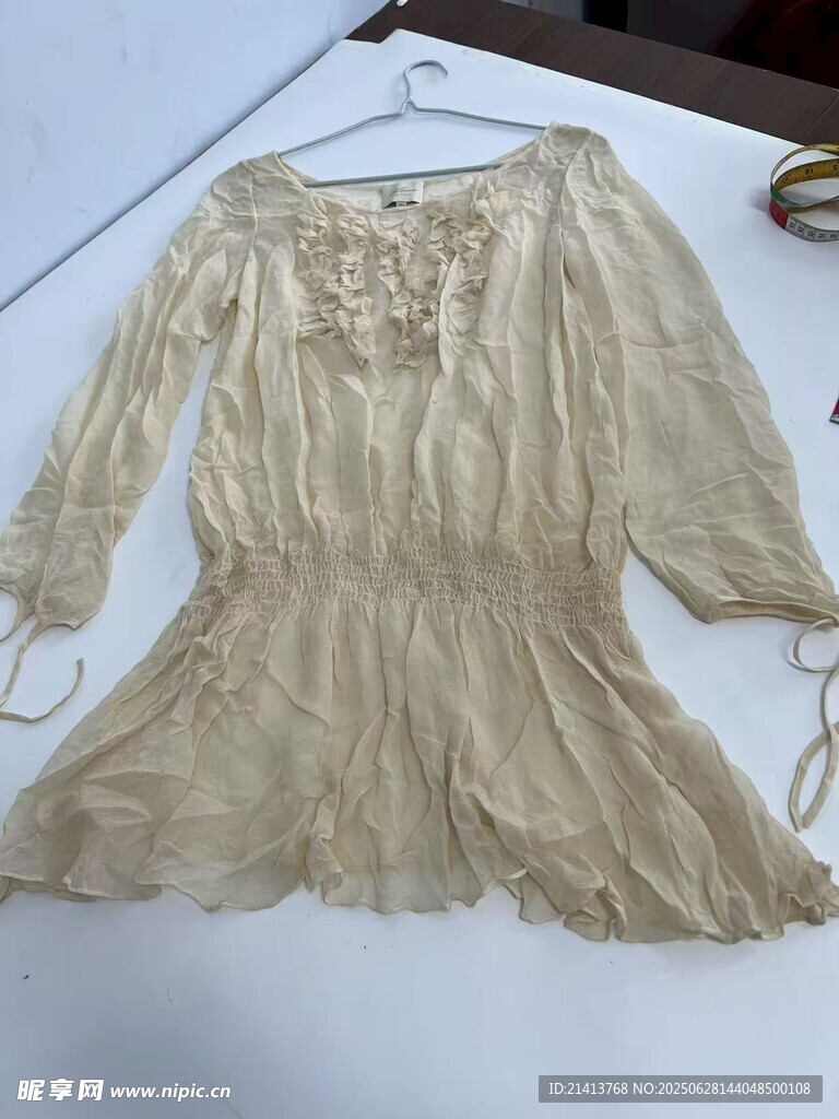 米白色褶皱长袖上衣展示