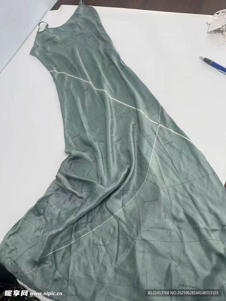 浅绿色无袖长裙展示