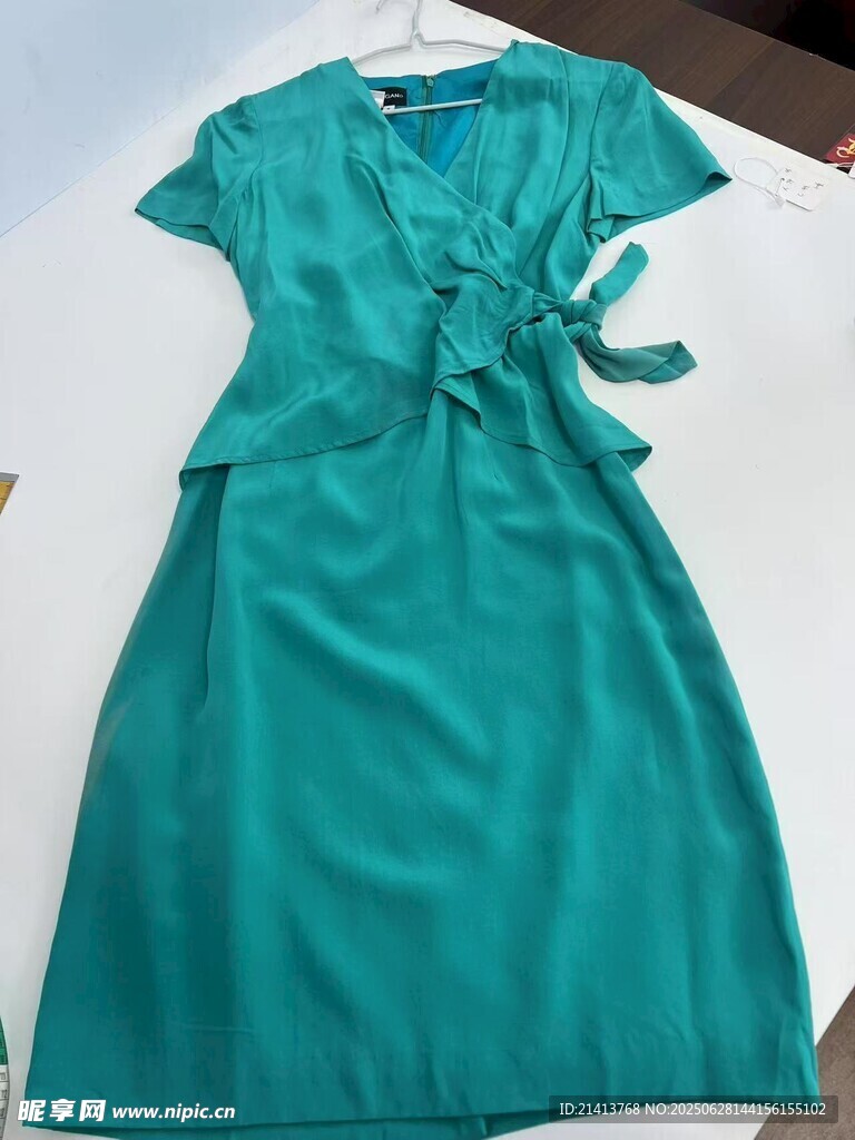 绿色系带连衣裙展示