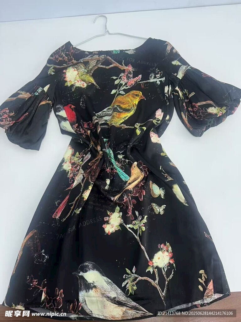 黑色印花连衣裙展示