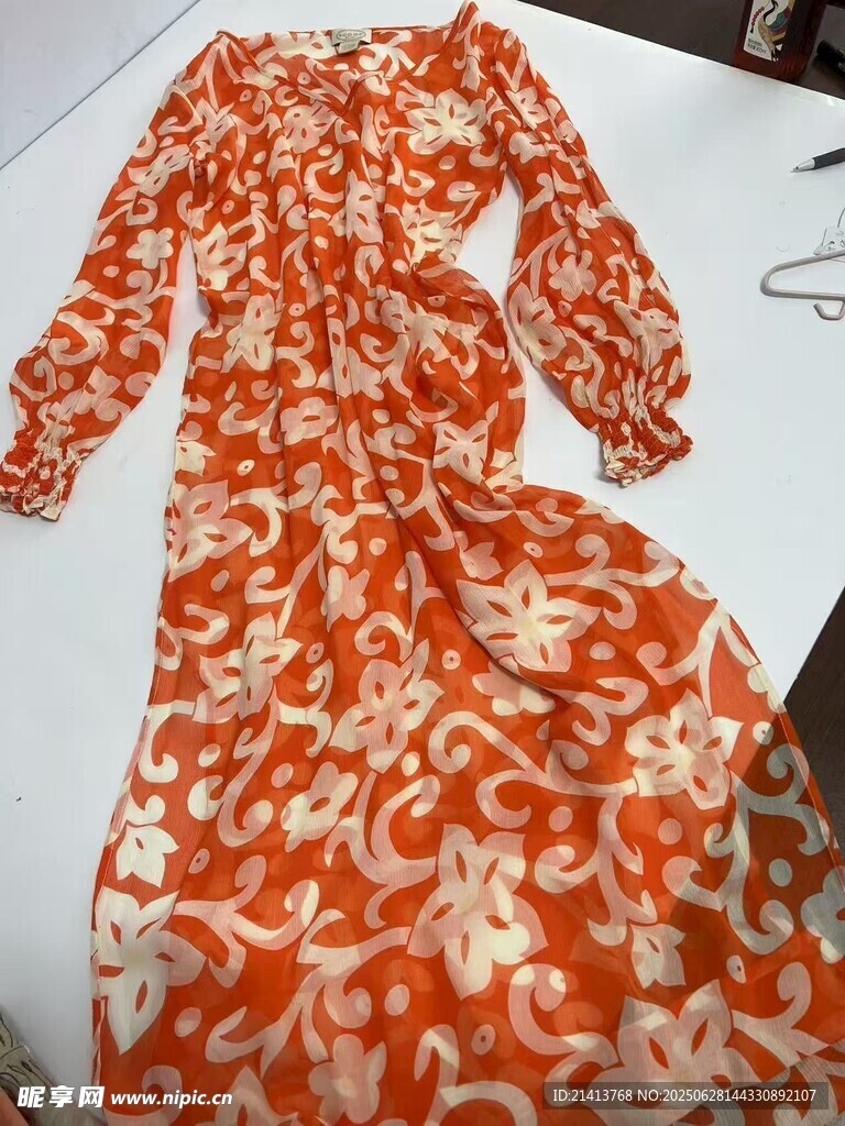 印花长袖连衣裙展示