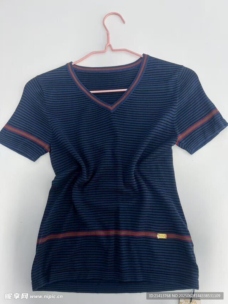 深蓝色医护工作服展示