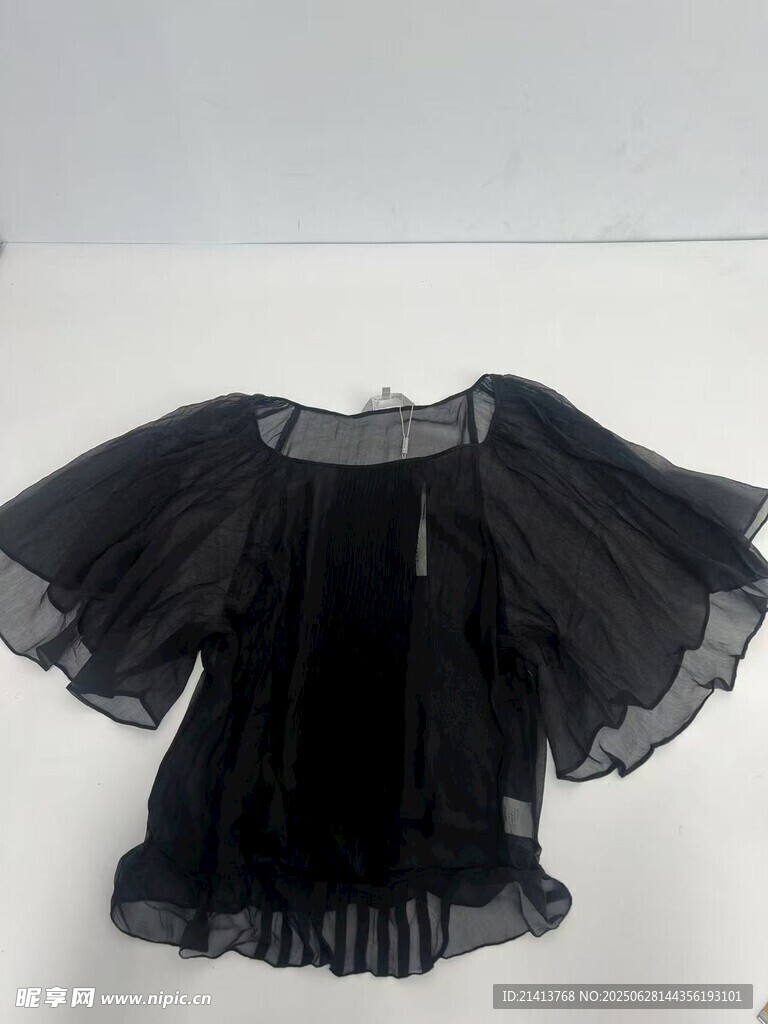 黑色荷叶边女童蓬蓬上衣