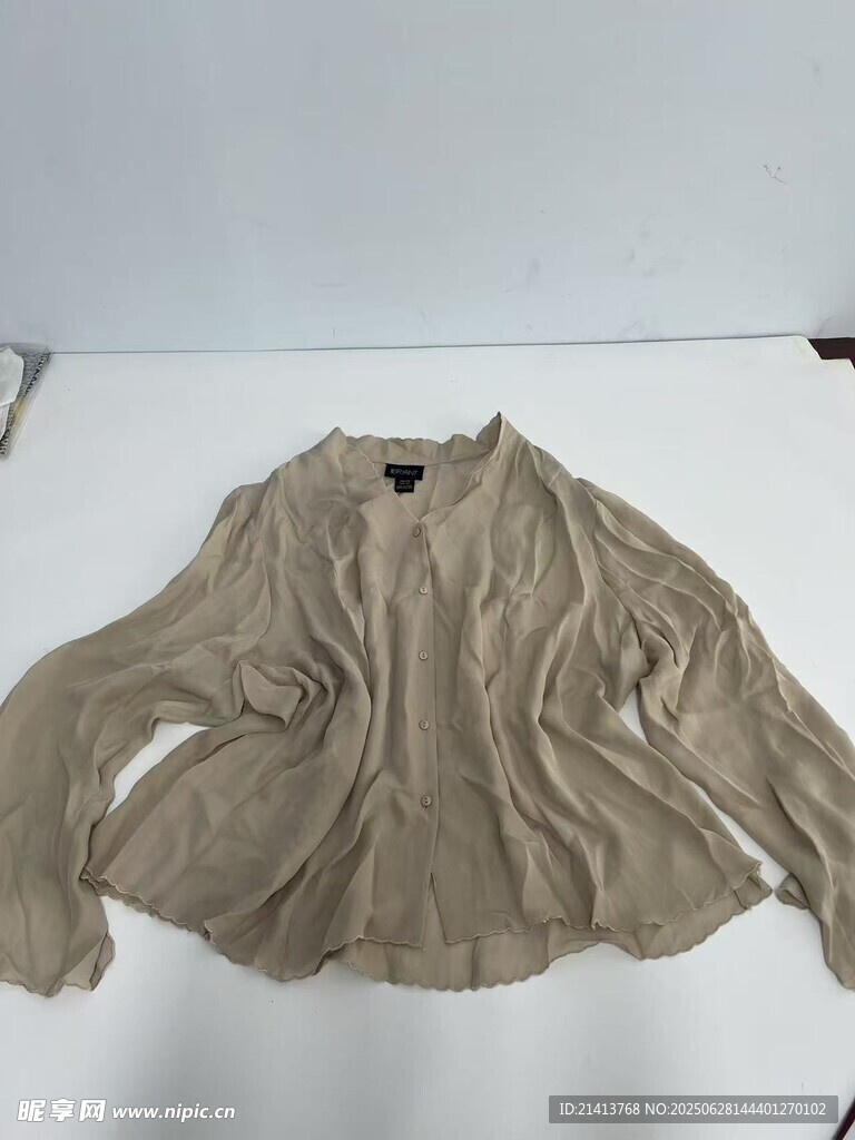 浅棕色褶皱长袖上衣