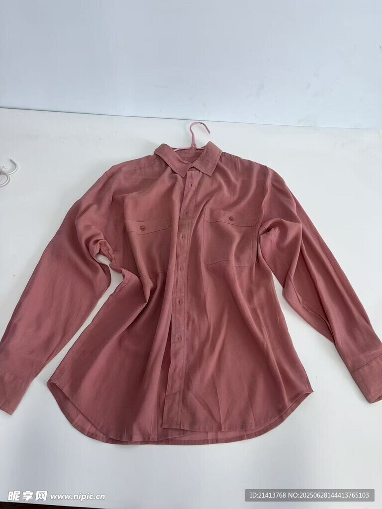 酒红色长袖衬衫展示
