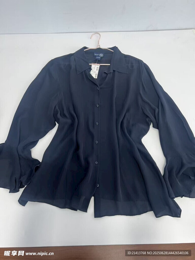 深蓝色喇叭袖上衣展示