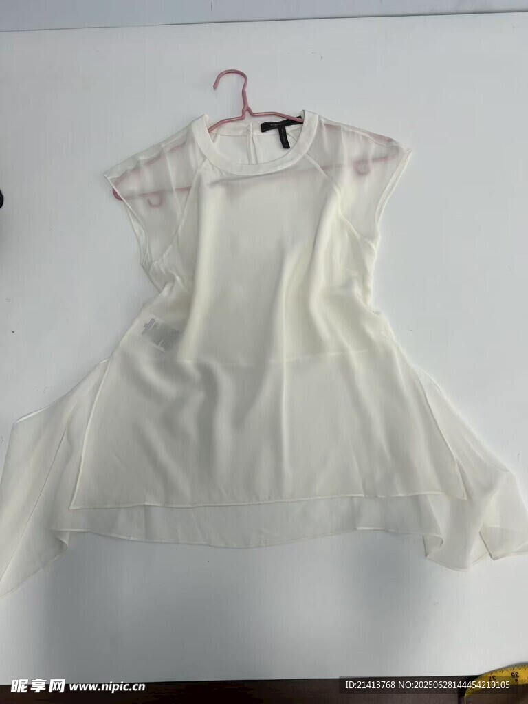 白色无袖连衣裙展示