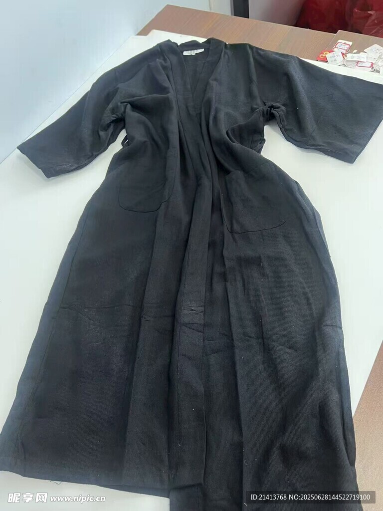 黑色长款系带连衣裙