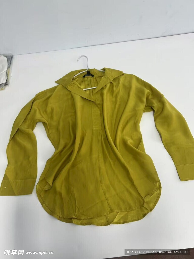 黄色长袖上衣展示