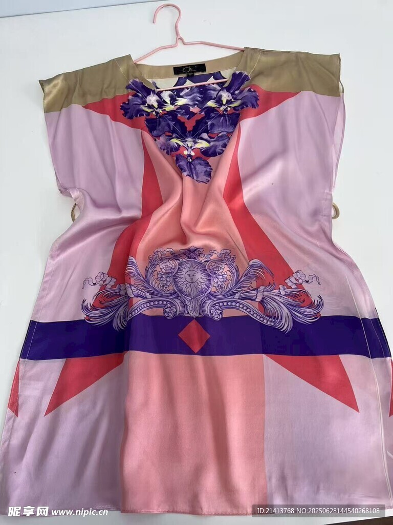 粉色印花女士连衣裙