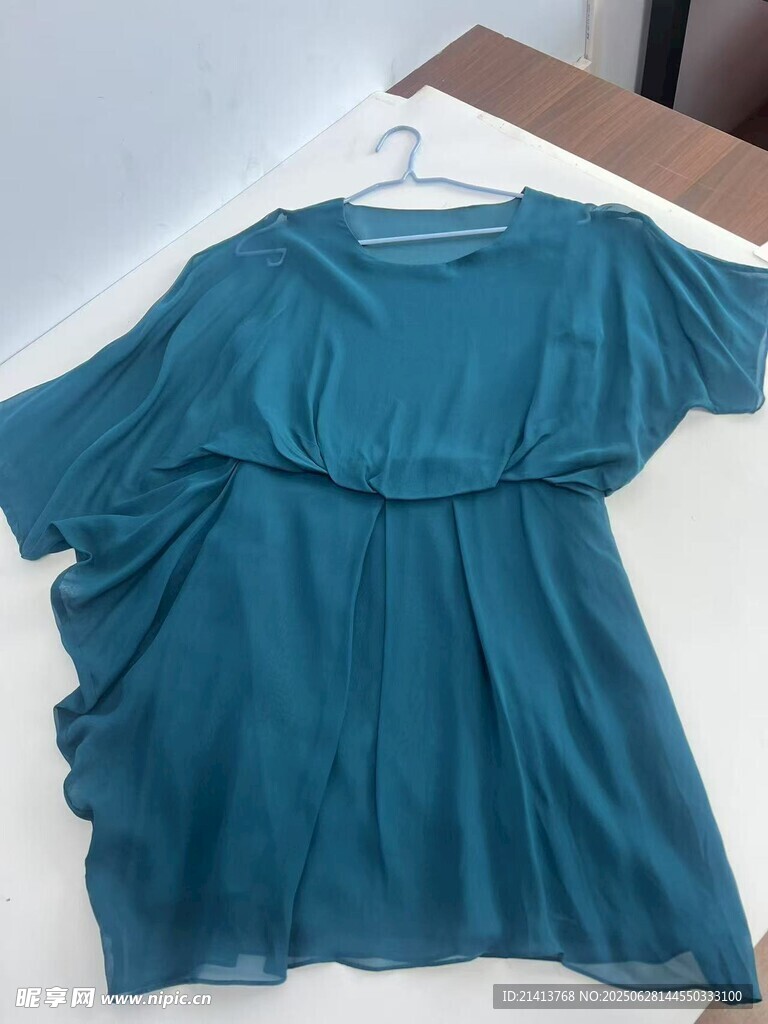 蓝绿色宽松短袖上衣展示