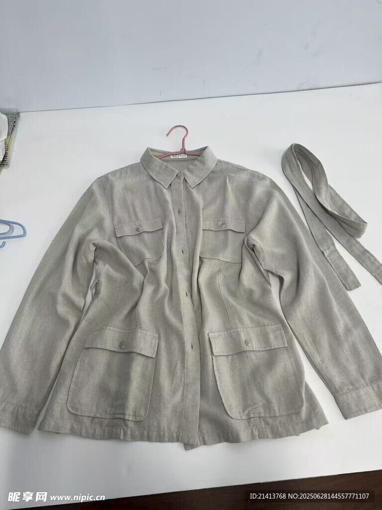 浅灰色外套搭配鞋子展示