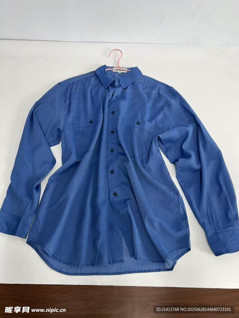 蓝色长袖衬衫展示