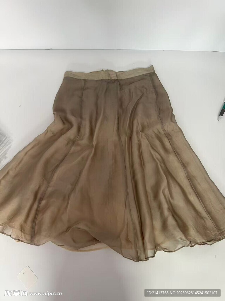 棕色褶皱半身裙展示