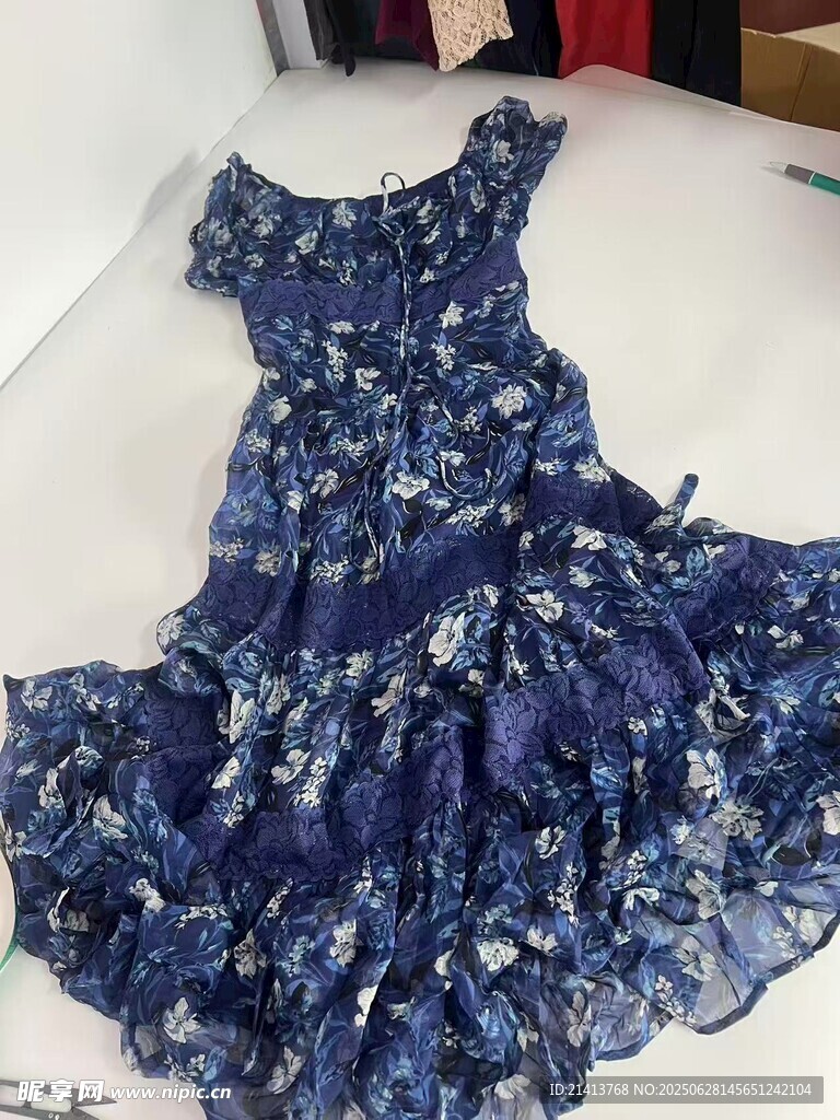 蓝白碎花多层裙摆连衣裙