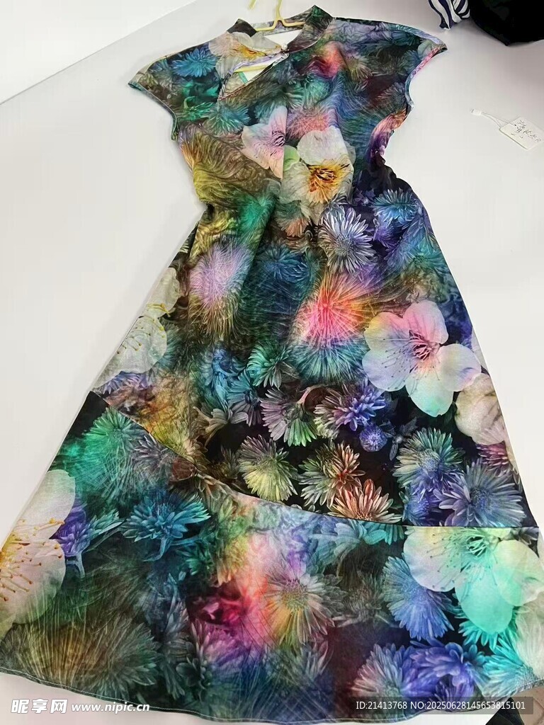 多彩花卉图案女士连衣裙